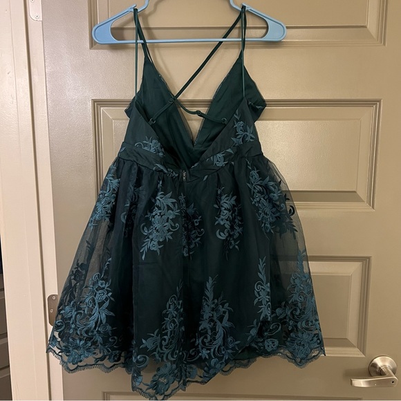 NWT Francesca’s Ellie Deep V Dress - Picture 4 of 7